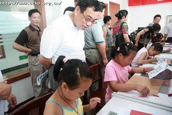 与会同志参观社区