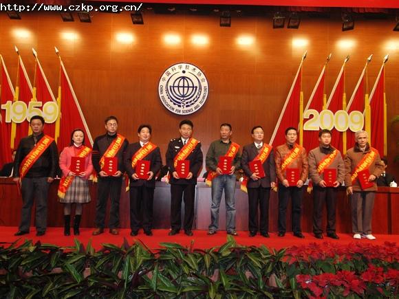 获奖者代表上台领奖